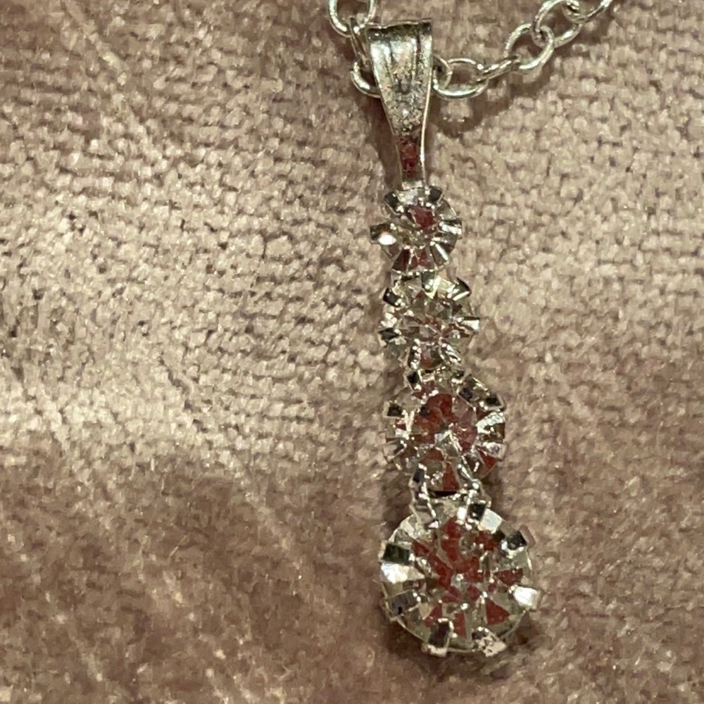 4 Rhinestones Drop Necklace - Picture 7 of 7